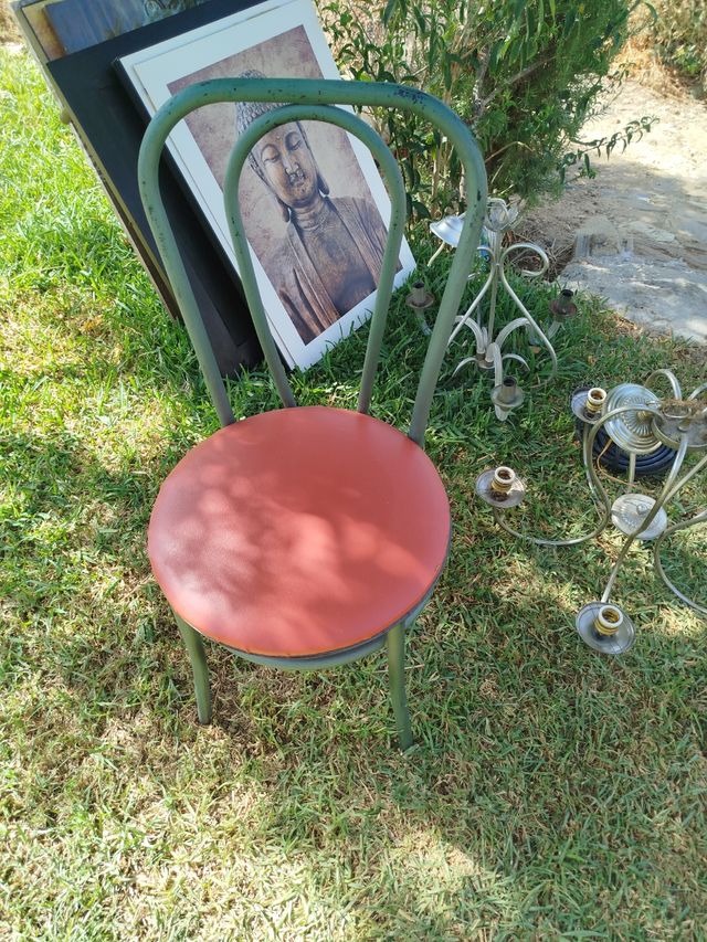 Sillas metálicas de cocina verdes y rojas