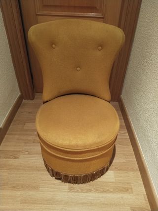 Sillón mariantonieta de época tapizado amarillo
