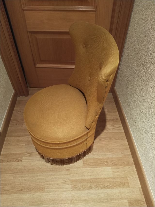 Sillón mariantonieta de época tapizado amarillo