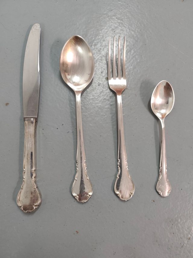 Set de cubiertos de metal plateado