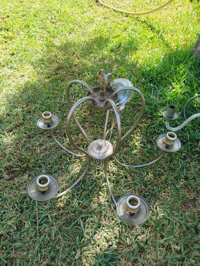 Lámpara de metal plateada