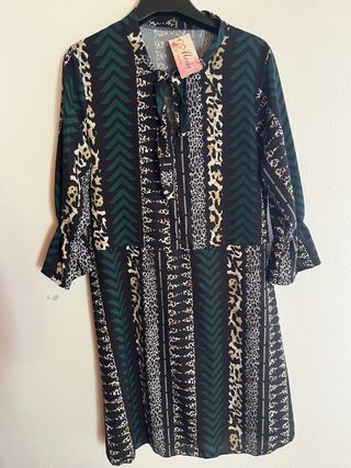 Vestito a maniche lunghe con etichetta