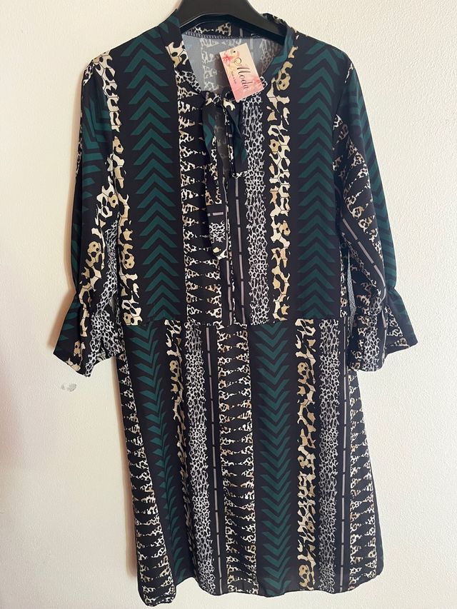 Vestito a maniche lunghe con etichetta