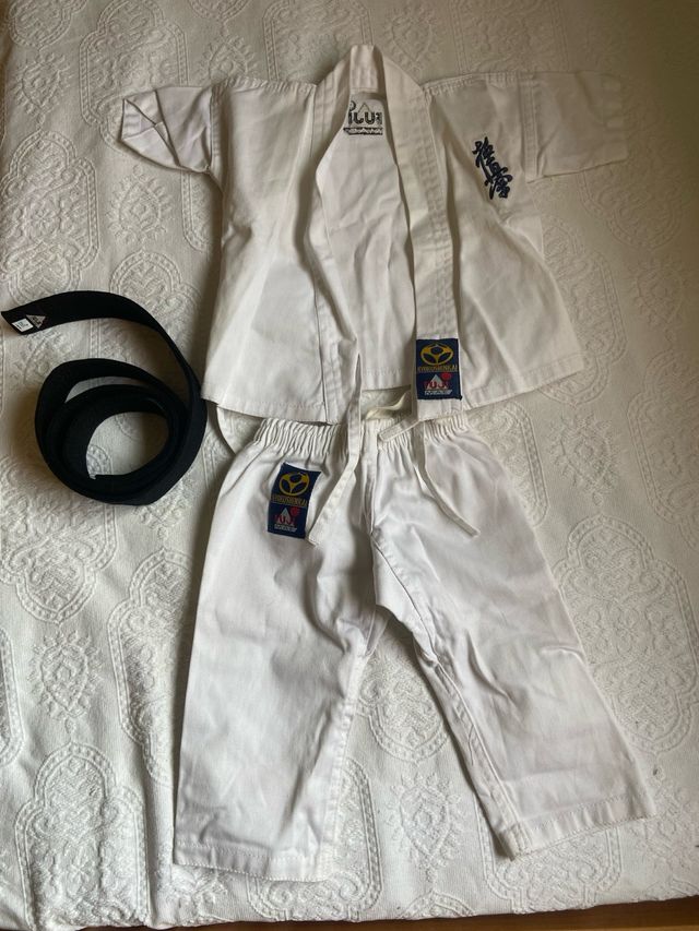 Conjunto de Karate Blanco con Cinturón Negro