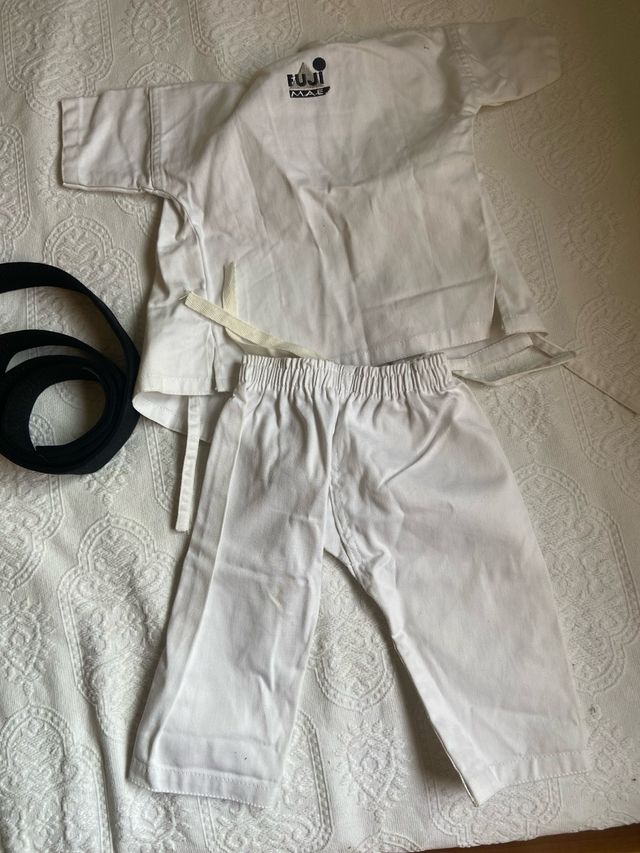 Conjunto de Karate Blanco con Cinturón Negro