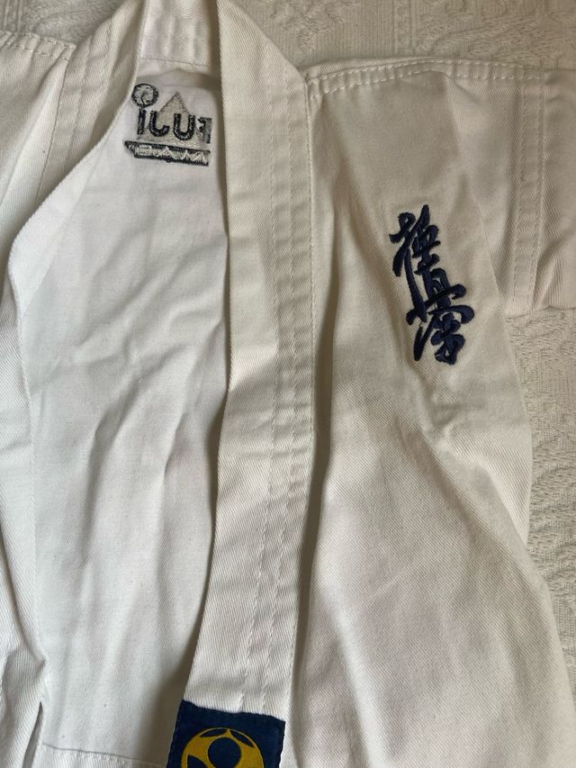 Conjunto de Karate Blanco con Cinturón Negro