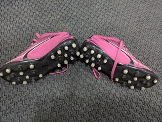 Botas de fútbol Puma rosa y botas kipsa decathlon 