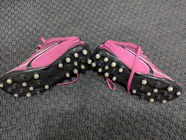 Botas de fútbol Puma rosa y botas kipsa decathlon
