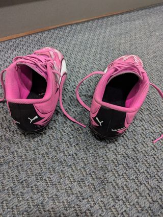 Botas de fútbol Puma rosa y botas kipsa decathlon 