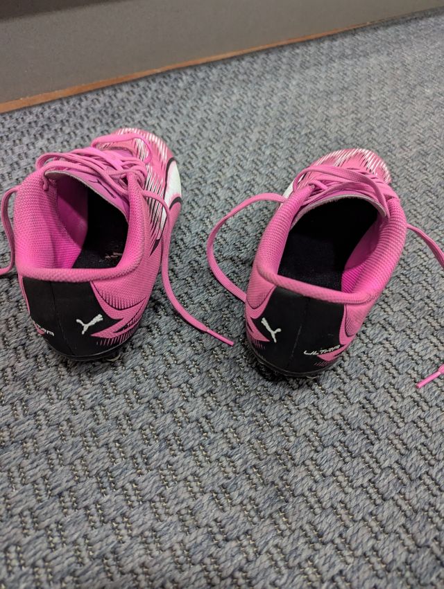 Botas de fútbol Puma rosa y botas kipsa decathlon