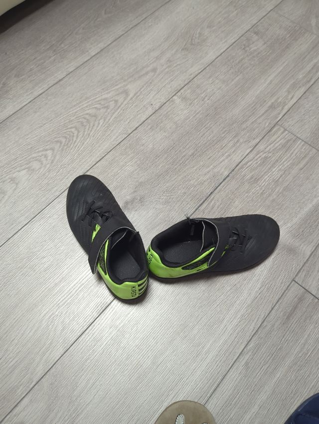 Botas de fútbol Puma rosa y botas kipsa decathlon