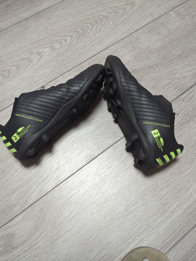 Botas de fútbol Puma rosa y botas kipsa decathlon