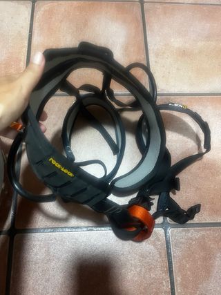 Casco y arnés de escalada