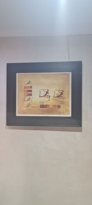 Cuadro figuras prehistóricas beige y marrón