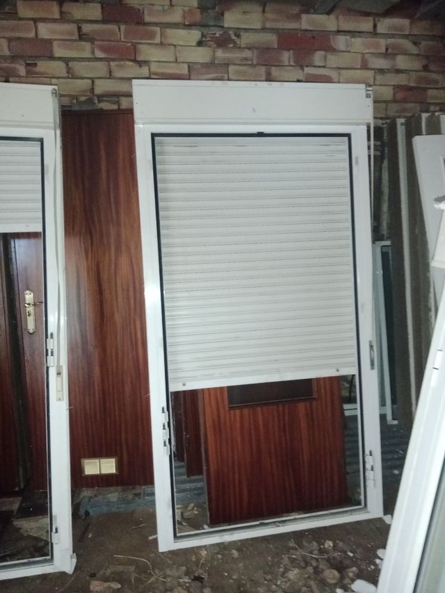 Balconera blanca con persiana