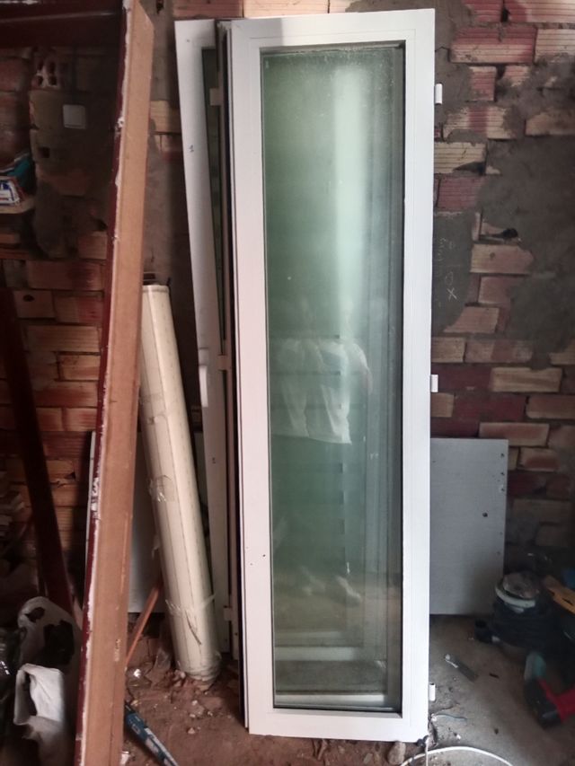 Balconera blanca con persiana