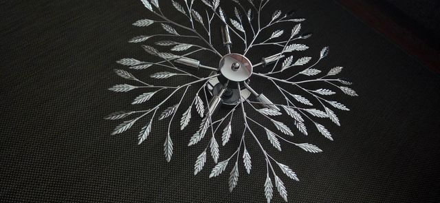 Lámpara de techo cromada estilo hoja