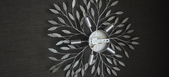 Lámpara de techo cromada estilo hoja