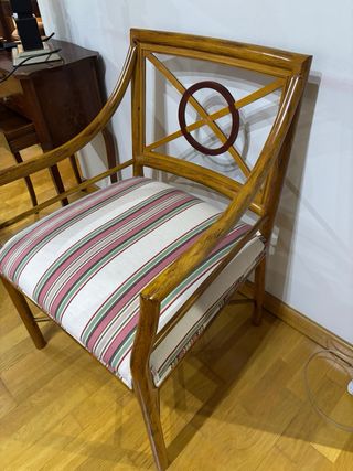 Silla de madera con tapizado a rayas