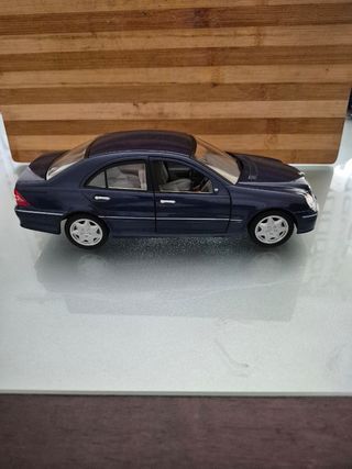 Mercedes Classe C 1/18 Blu
