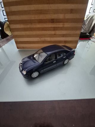 Mercedes Classe C 1/18 Blu
