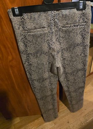 Pantalón efecto piel serpiente talla XS