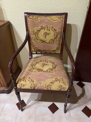 Silla de madera con brazos y tapizado