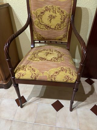Silla de madera con brazos y tapizado