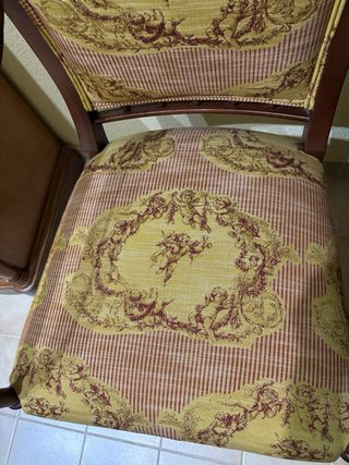 Silla de madera con brazos y tapizado