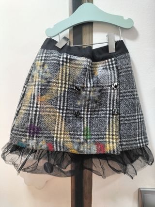 Falda de cuadros gris y negra