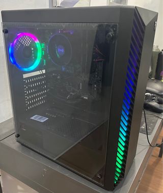 Ordenador de sobremesa negro con RGB