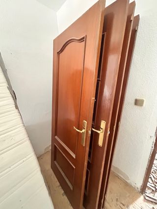 Puerta de madera con diseño curvo