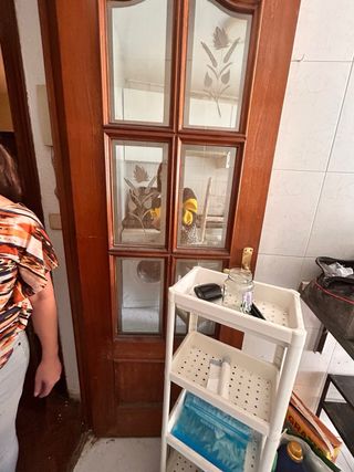 Puerta de madera con diseño curvo
