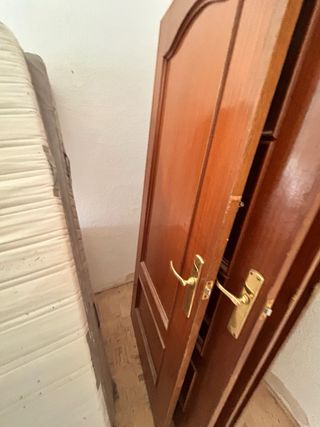 Puerta de madera con diseño curvo