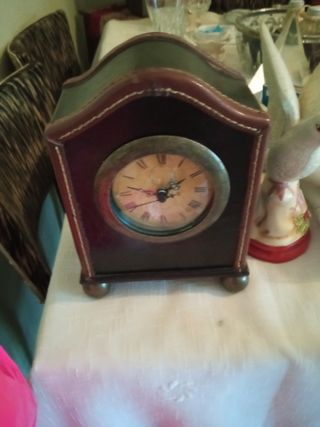 Reloj de sobremesa de cuero. Funciona con pilas.