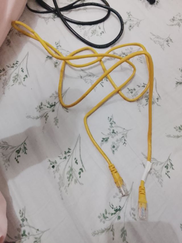 Cable de red Ethernet amarillo