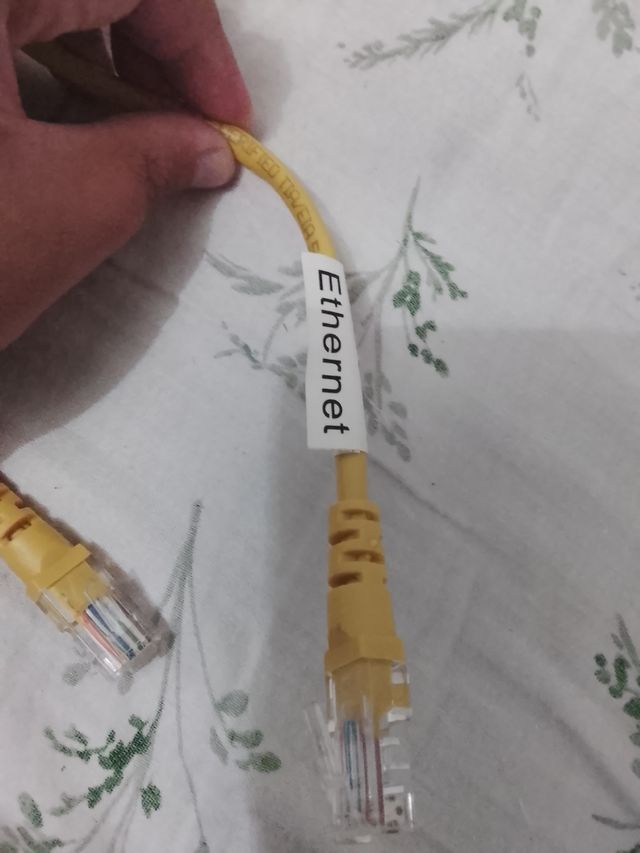 Cable de red Ethernet amarillo