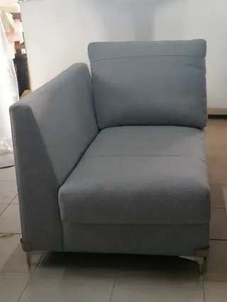 Divan grigio con petto