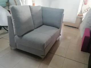 Divan grigio con petto
