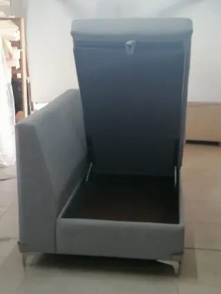 Divan grigio con petto