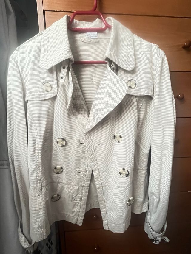 Gabardina Beige Rayas no tiene cinturón