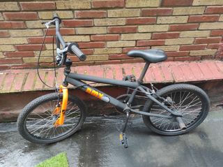 Bicicleta BMX Negra y Naranja