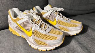 Nike Vomero 5 Blanco/Amarillo