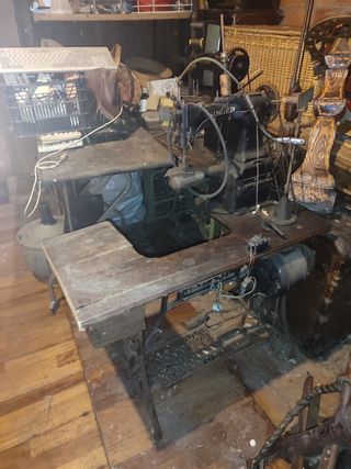 Máquina de coser con motor Singer antigua zapatero