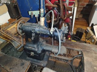 Máquina de coser con motor Singer antigua zapatero