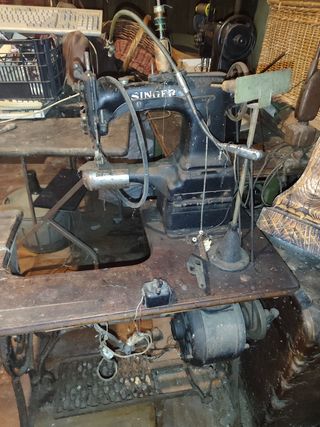 Máquina de coser con motor Singer antigua zapatero