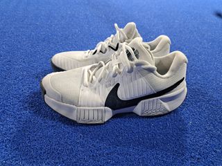 Zapatillas de pádel Nike blancas.