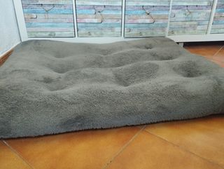Cama para perro gris