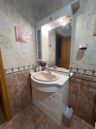 Mueble de baño con espejo y lavabo