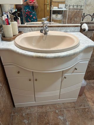 Mueble de baño con espejo y lavabo